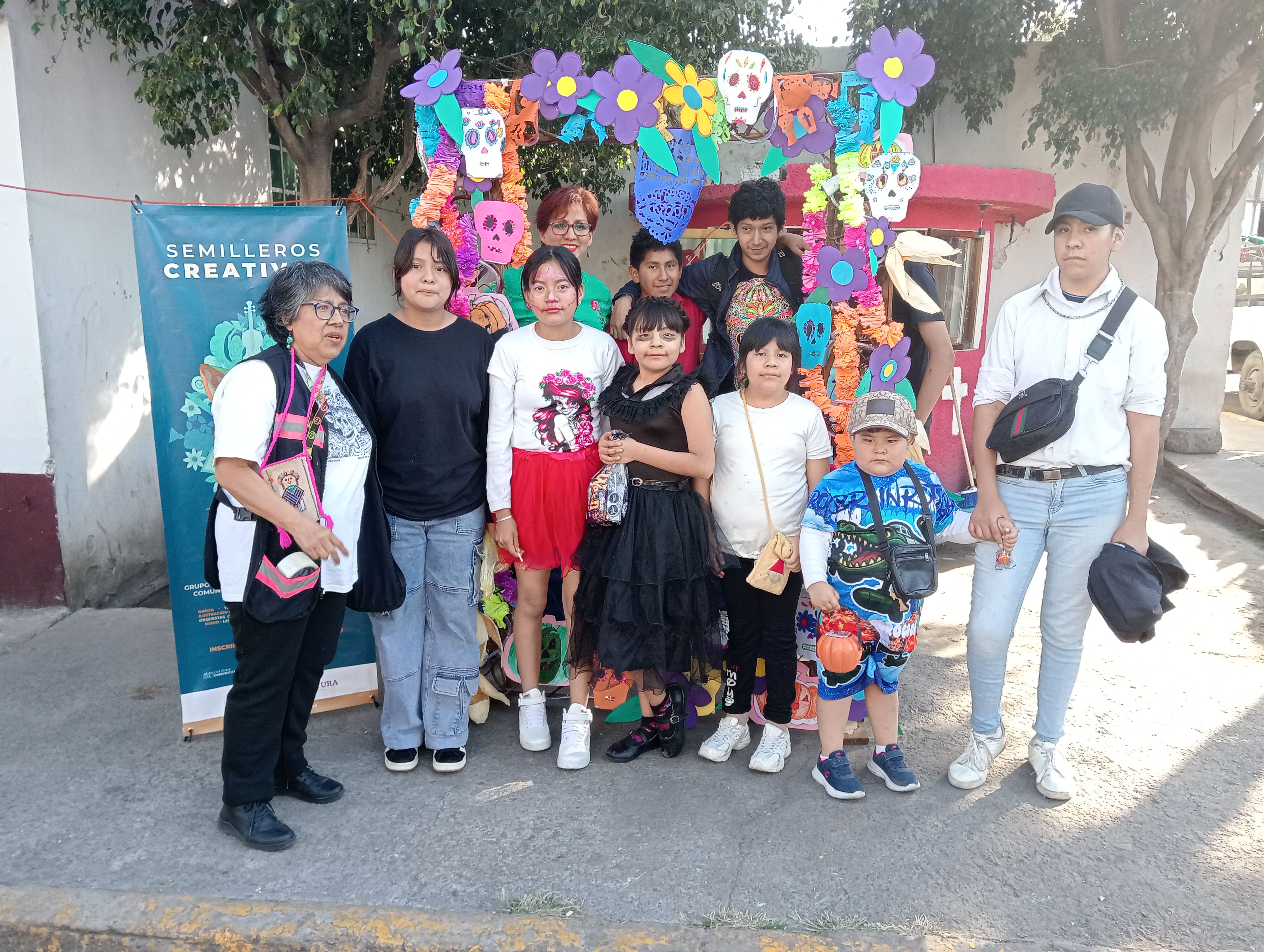 Actividad Cultural Comunitaria: Un altar para TODOS santos